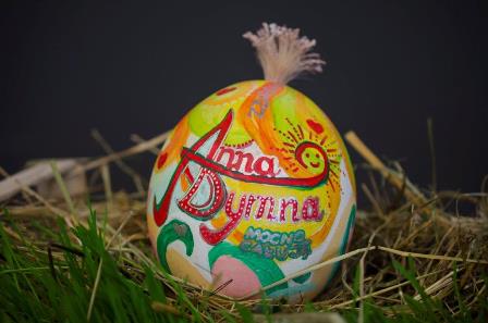 Znani małym – wylicytuj strusią pisankę i uratuj pingwina