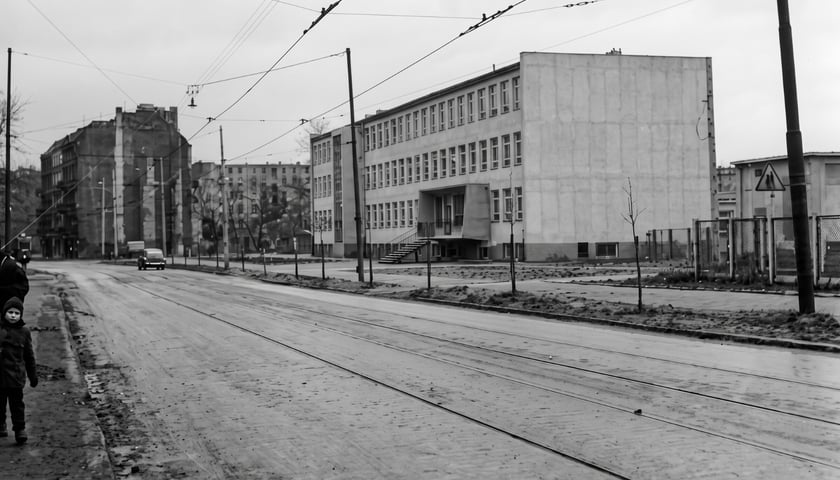 Ulica Szczytnicka w roku 1964. Po prawej stronie budynek XIV LO (jakość zdjęcia poprawiona przez AI)