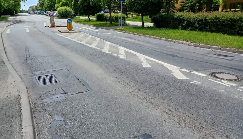 Popękany jezdnia na ulicy Żmudzkiej