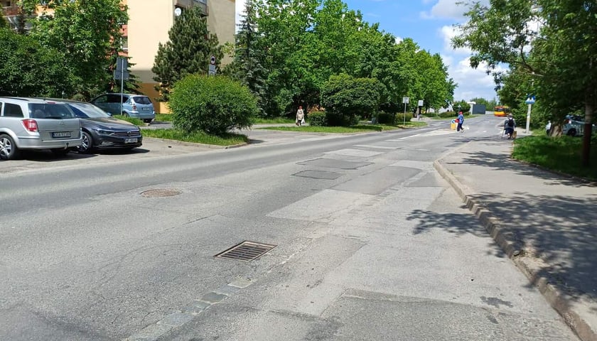 Popękana jezdnia na ulicy Żmudzkiej