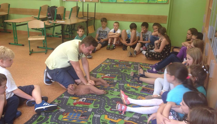 Wrocławscy uczniowie uczą się reanimacji czworonogów