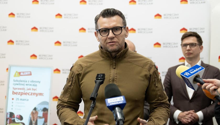 Major Jarosław Stelmach na konferencji dot. programu "Bezpieczny Wrocław"