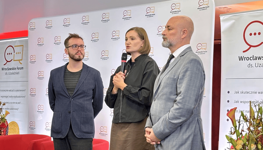 V Wrocławskie Forum ds. Uzależnień. Przy mikrofonie: Ewa Żmuda, zastępca dyrektora Wrocławskiego Centrum Integracji