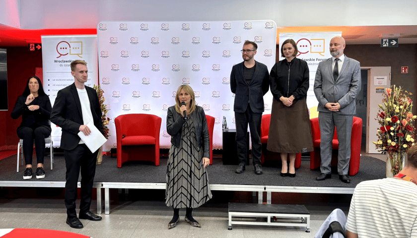 V Wrocławskie Forum ds. Uzależnień. Przy mikrofonie: Joanna Nyczak, dyrektor Wydziału Zdrowia i Spraw Społecznych Urzędu Miejskiego Wrocławia