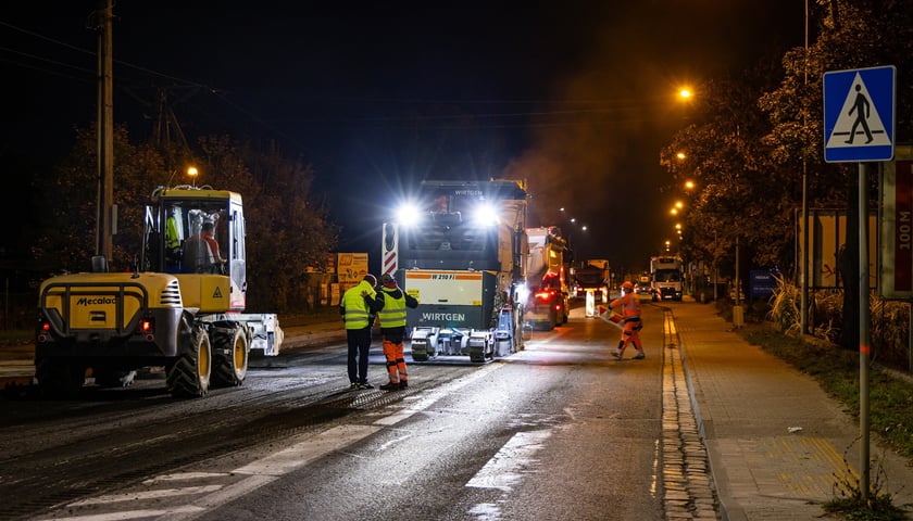 Nocny remont ulicy Karmelkowej