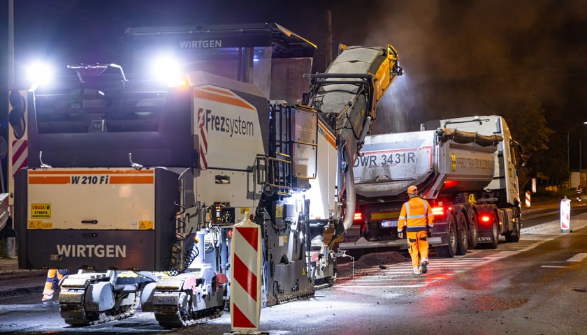Nocny remont ulicy Karmelkowej