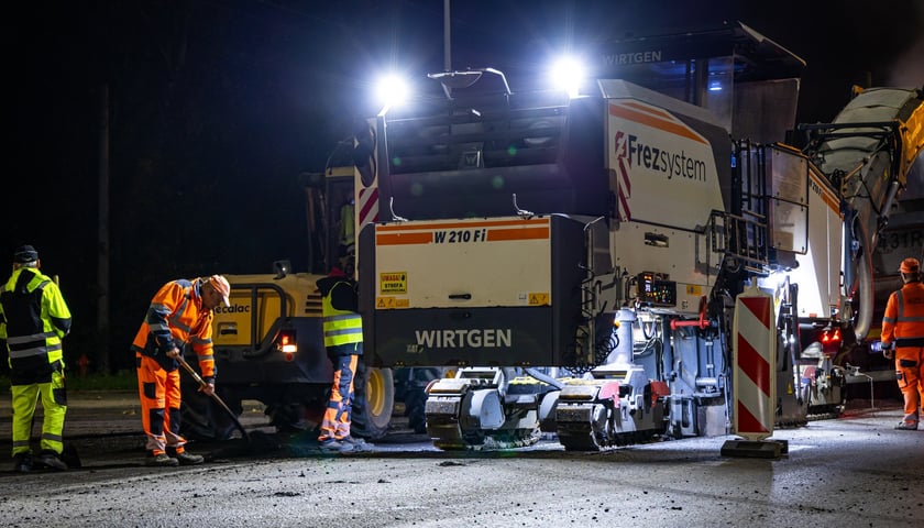 Nocny remont ulicy Karmelkowej