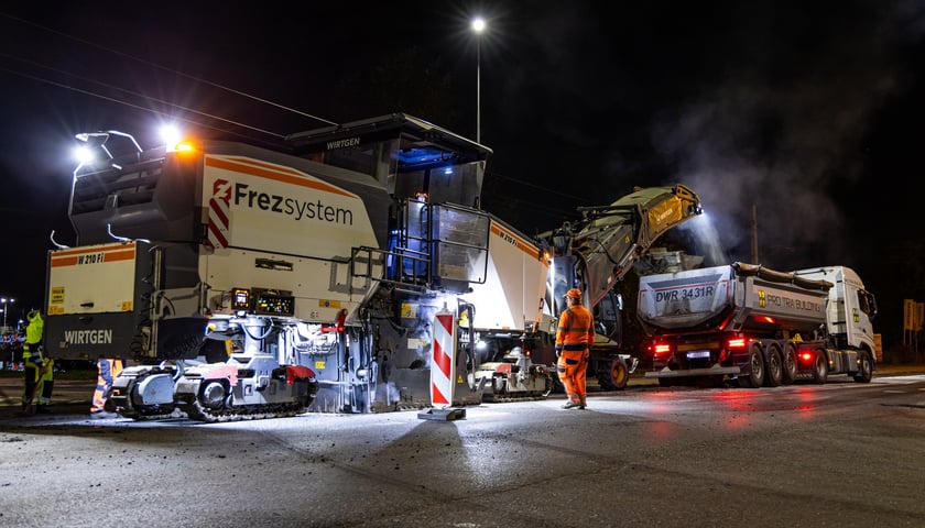 Nocny remont ulicy Karmelkowej