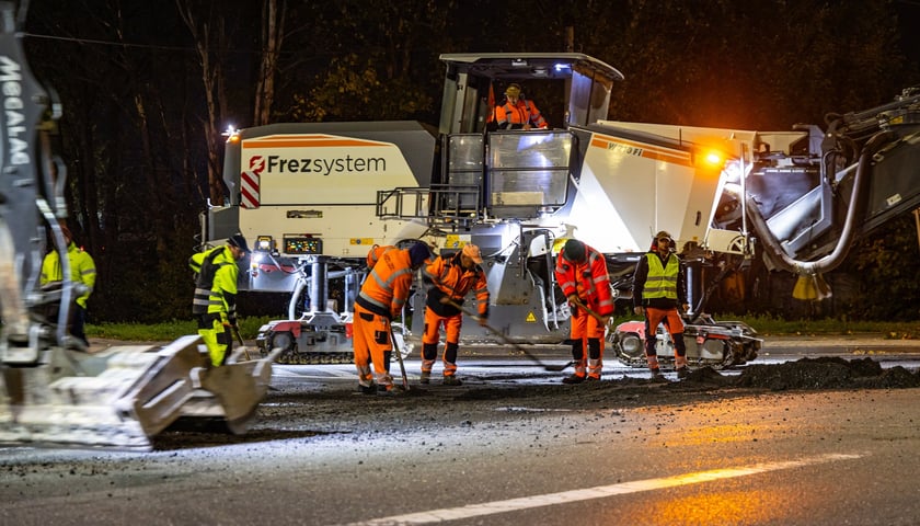 Nocny remont ulicy Karmelkowej