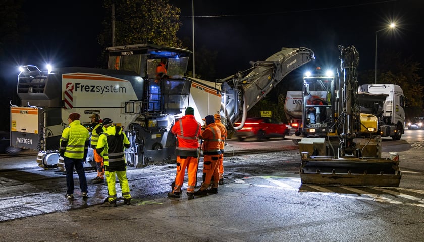 Nocny remont ulicy Karmelkowej