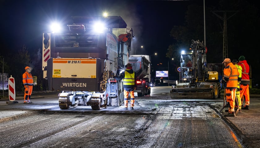 Nocny remont ulicy Karmelkowej