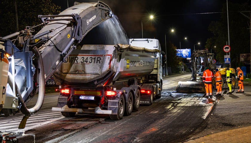 Nocny remont ulicy Karmelkowej