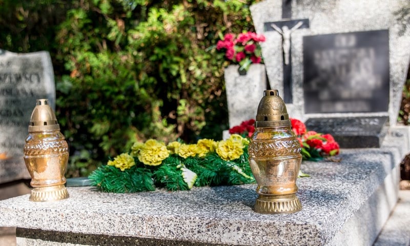 Jak się zabezpieczyć na wypadek szkód na cmentarzu?