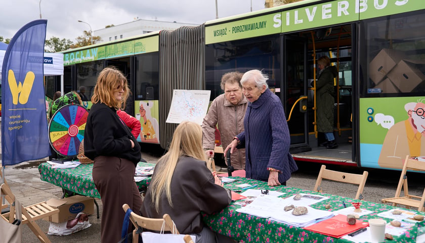 SILVERBUS - mobilny punkt informacyjny dla seniorów na wrocławskich osiedlach