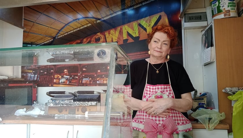 Krystyna Pawlik sprzedaje knyszę we Wrocławiu od roku 1995, kiedyś na Dworcu Głównym, teraz na skrzyżowaniu Ślężnej i Weigla
