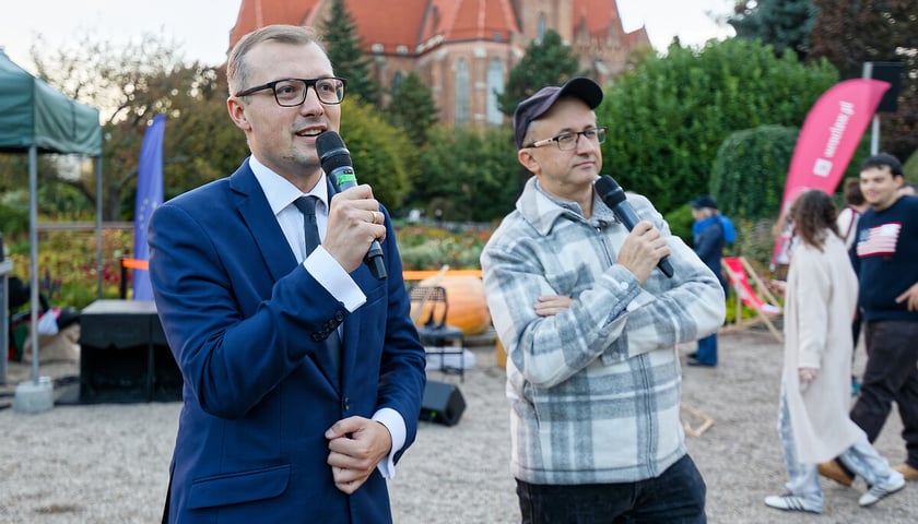 <p>Erasmus Welcome Day w Ogrodzie Botanicznym. Wrocław, 15.10.2026. Na zdjęciu wiceprezydent Wrocławia Mateusz Żak i Paweł Gołębski z Radia RAM.</p>