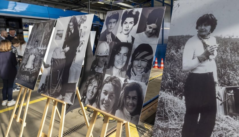 <p>Archiwalne zdjęcia Wandy Rutkiewicz podczas inauguracji tramwaju jej imienia we Wrocławiu</p>