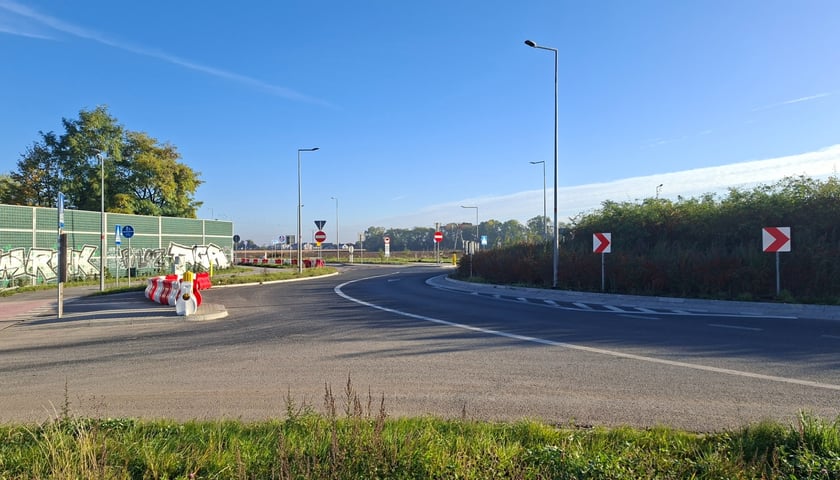 Nowy łącznik biegnący od autostrady A4 skrzyżuje się z WOW na rondzie w ciągu ul. Grota-Roweckiego, 16.10.2026 r.