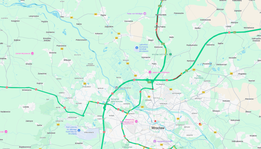 Mapa Google z zaznaczonym natężeniem ruchu na drodze ekspresowej S5 w okolicy węzła Kryniczno.