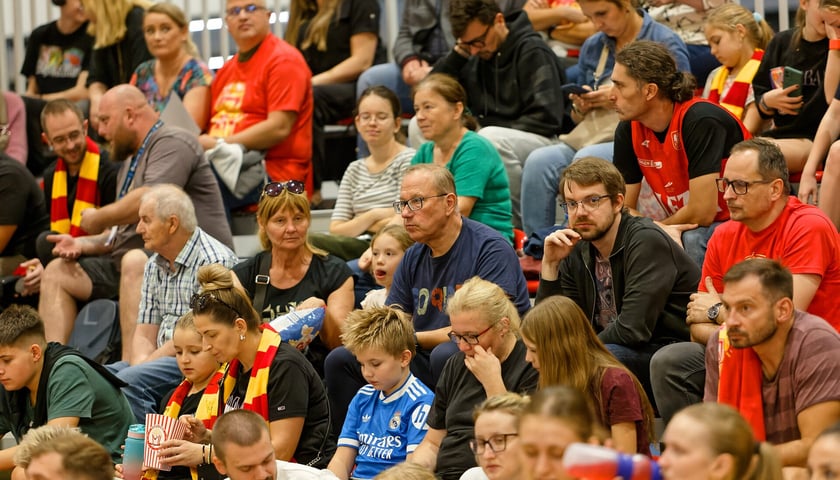 Kibice na trybunach w meczu koszykarek Ślęzy Wrocław w KGHM Arena