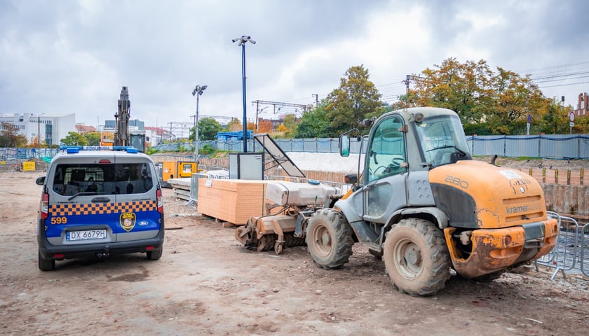 Teren budowy przy ul. Kolejowej przez ostatnie dni był zabezpieczany przez policję i straż miejską. Zdjęcie z poniedziałku 19.10.2026 r.