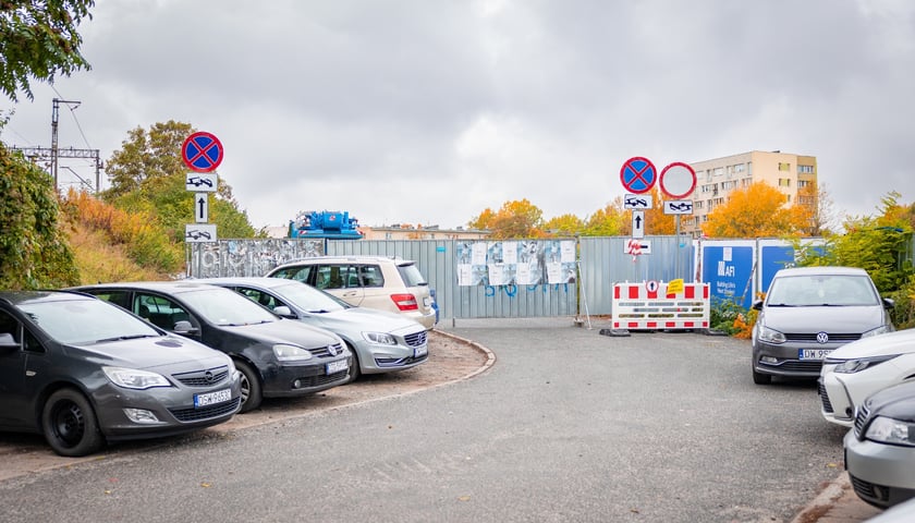 Teren budowy przy ul. Kolejowej przez ostatnie dni był zabezpieczany przez policję i straż miejską. Zdjęcie z poniedziałku 19.10.2026 r.