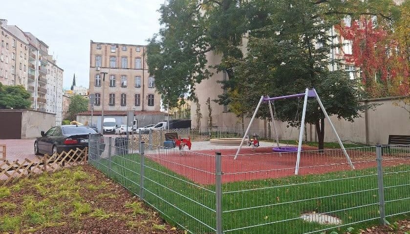 Wyremontowane podwórko w kwartale ulic Prusa, Poniatowskiego, Oleśnickiej i Żeromskiego
