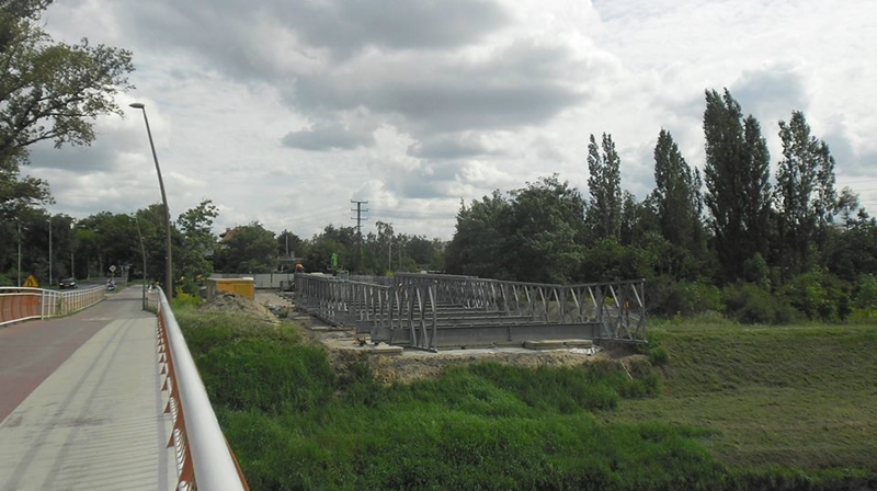 Trwa budowa tymczasowej przeprawy przy moście Żernickim