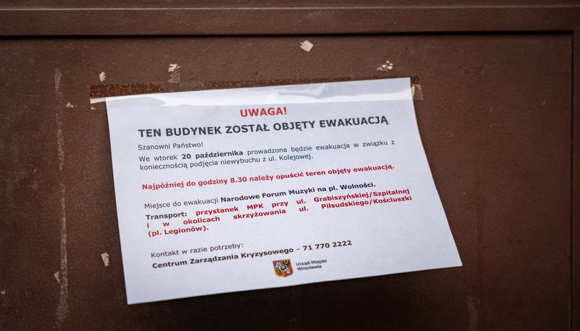 Ok. godziny 8:00 ruszyła ewakuacja mieszkańców okolic ul. Kolejowej. Na miejscu są funkcjonariusze policji, straży miejskiej i straży pożarnej, 20.10.2026 r.