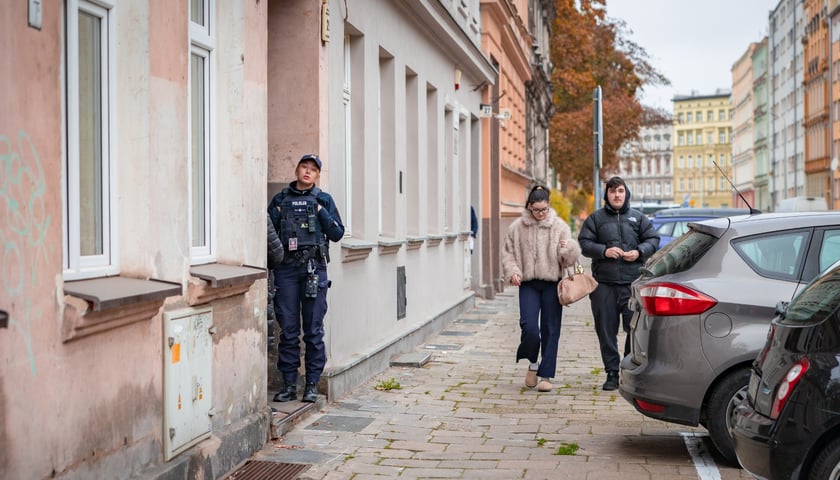 Ok. godziny 8:00 ruszyła ewakuacja mieszkańców okolic ul. Kolejowej. Na miejscu są funkcjonariusze policji, straży miejskiej i straży pożarnej, 20.10.2026 r.