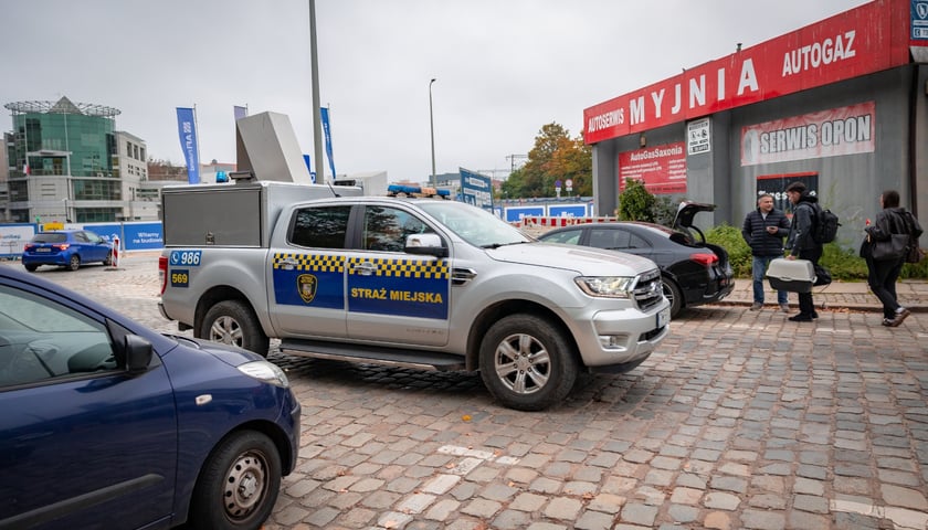 Ok. godziny 8:00 ruszyła ewakuacja mieszkańców okolic ul. Kolejowej. Na miejscu są funkcjonariusze policji, straży miejskiej i straży pożarnej, 20.10.2026 r.
