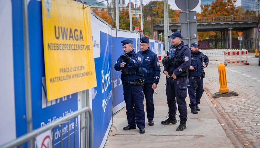 Ok. godziny 8:00 ruszyła ewakuacja mieszkańców okolic ul. Kolejowej. Na miejscu są funkcjonariusze policji, straży miejskiej i straży pożarnej, 20.10.2026 r.