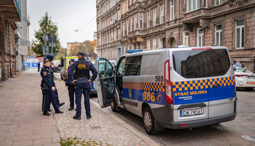 Ok. godziny 8:00 ruszyła ewakuacja mieszkańców okolic ul. Kolejowej. Na miejscu są funkcjonariusze policji, straży miejskiej i straży pożarnej, 20.10.2026 r.