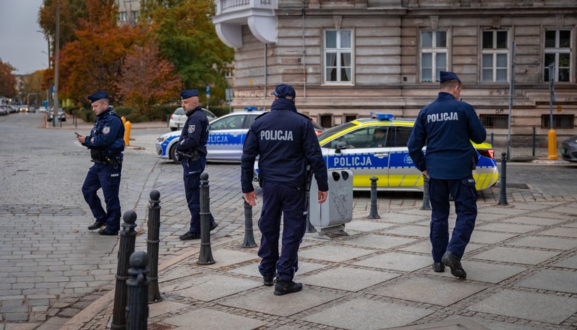 Ok. godziny 8:00 ruszyła ewakuacja mieszkańców okolic ul. Kolejowej. Na miejscu są funkcjonariusze policji, straży miejskiej i straży pożarnej, 20.10.2026 r.