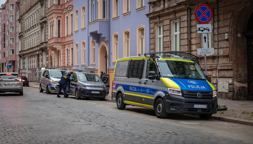 Ok. godziny 8:00 ruszyła ewakuacja mieszkańców okolic ul. Kolejowej. Na miejscu są funkcjonariusze policji, straży miejskiej i straży pożarnej, 20.10.2026 r.