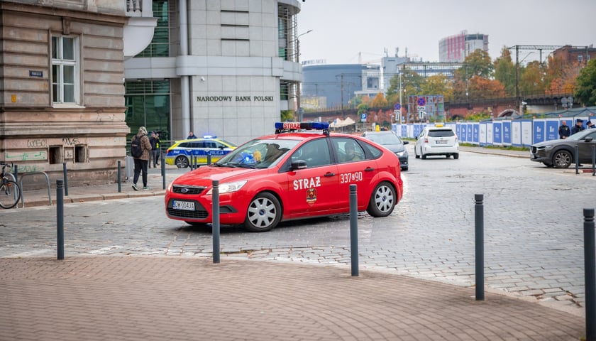Ok. godziny 8:00 ruszyła ewakuacja mieszkańców okolic ul. Kolejowej. Na miejscu są funkcjonariusze policji, straży miejskiej i straży pożarnej, 20.10.2026 r.