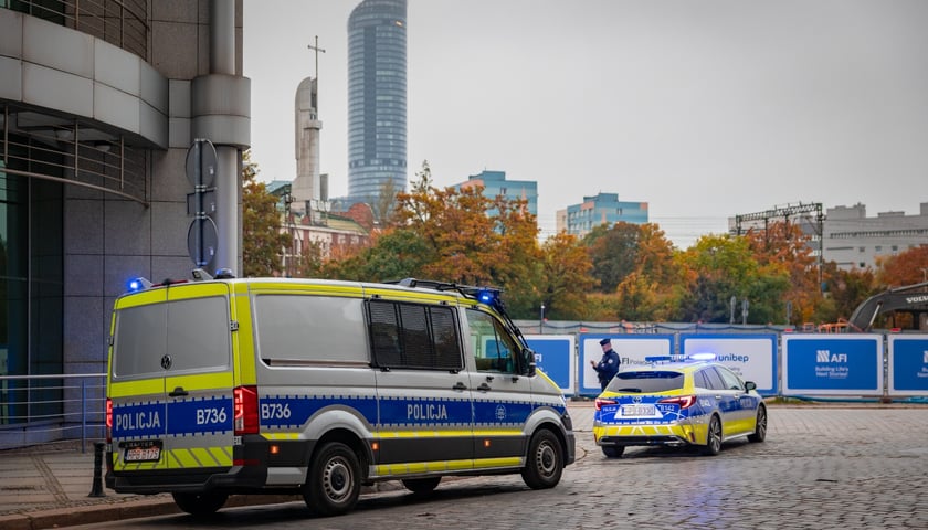 Ok. godziny 8:00 ruszyła ewakuacja mieszkańców okolic ul. Kolejowej. Na miejscu są funkcjonariusze policji, straży miejskiej i straży pożarnej, 20.10.2026 r.