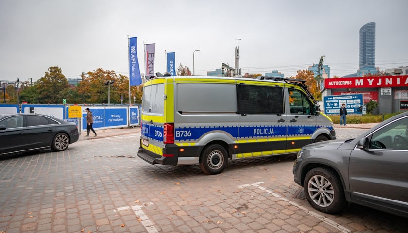 Ok. godziny 8:00 ruszyła ewakuacja mieszkańców okolic ul. Kolejowej. Na miejscu są funkcjonariusze policji, straży miejskiej i straży pożarnej, 20.10.2026 r.