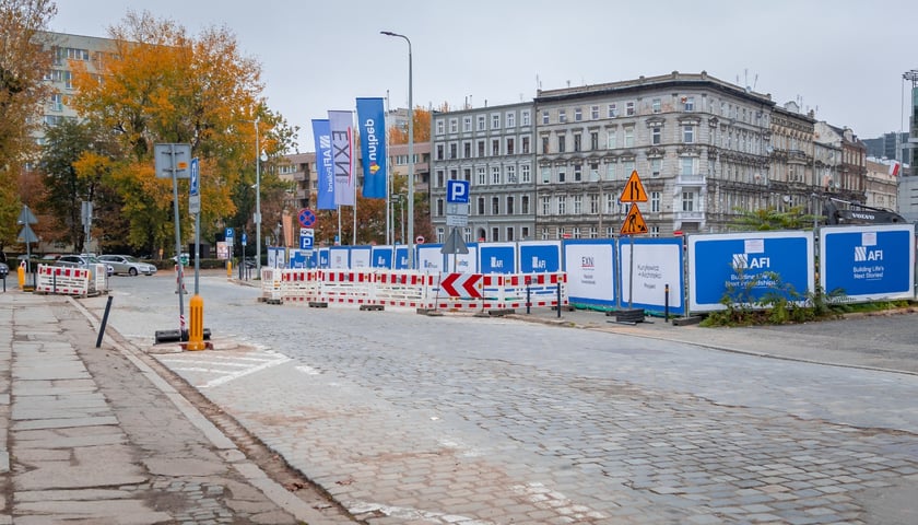 Ok. godziny 8:00 ruszyła ewakuacja mieszkańców okolic ul. Kolejowej. Na miejscu są funkcjonariusze policji, straży miejskiej i straży pożarnej, 20.10.2026 r.