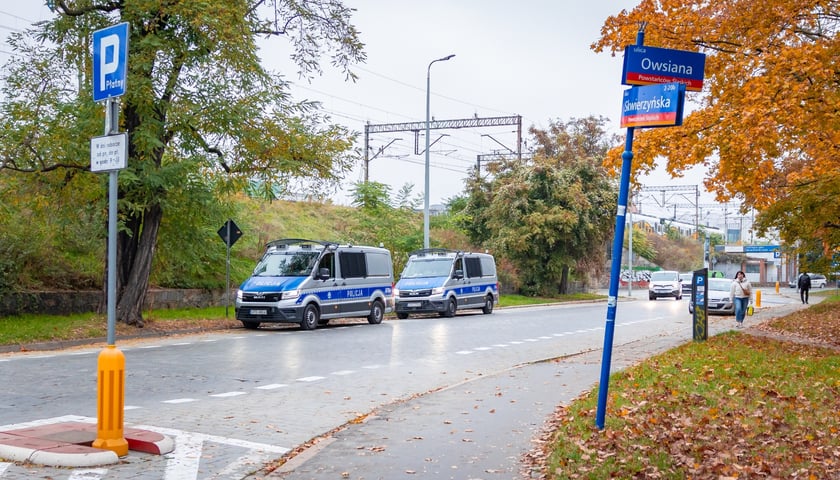 Ok. godziny 8:00 ruszyła ewakuacja mieszkańców okolic ul. Kolejowej. Na miejscu są funkcjonariusze policji, straży miejskiej i straży pożarnej, 20.10.2026 r.