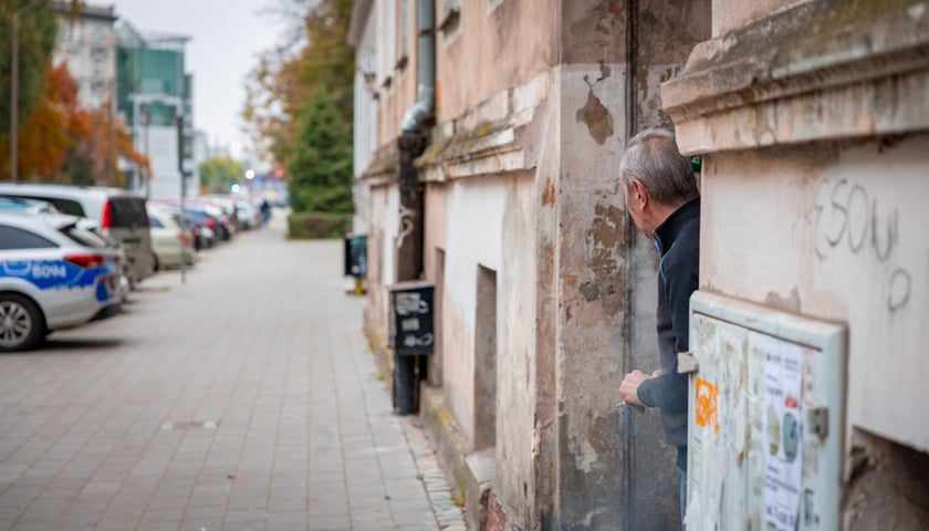 Ok. godziny 8:00 ruszyła ewakuacja mieszkańców okolic ul. Kolejowej. Na miejscu są funkcjonariusze policji, straży miejskiej i straży pożarnej, 20.10.2026 r.
