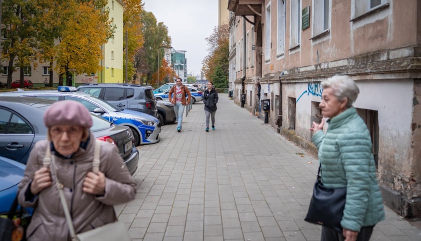 Ok. godziny 8:00 ruszyła ewakuacja mieszkańców okolic ul. Kolejowej. Na miejscu są funkcjonariusze policji, straży miejskiej i straży pożarnej, 20.10.2026 r.
