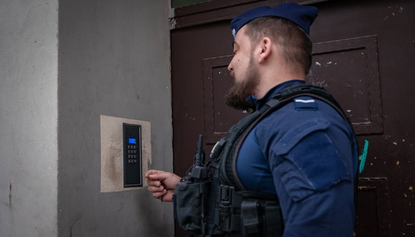 Ok. godziny 8:00 ruszyła ewakuacja mieszkańców okolic ul. Kolejowej. Na miejscu są funkcjonariusze policji, straży miejskiej i straży pożarnej, 20.10.2026 r.
