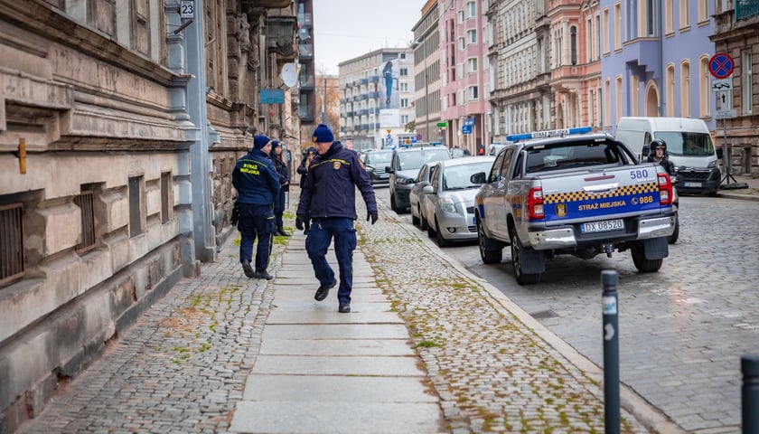 Ok. godziny 8:00 ruszyła ewakuacja mieszkańców okolic ul. Kolejowej. Na miejscu są funkcjonariusze policji, straży miejskiej i straży pożarnej, 20.10.2026 r.