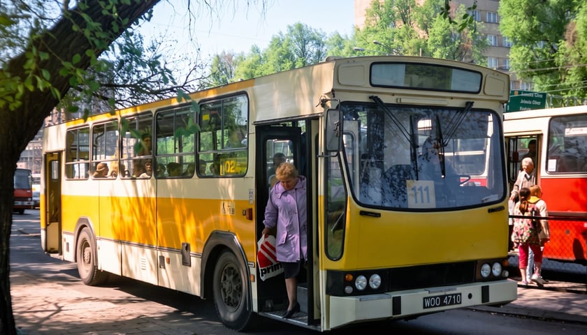 Zdjęcie archiwalne: Jelcz L11 na linii 111 we Wrocławiu w latach 90.