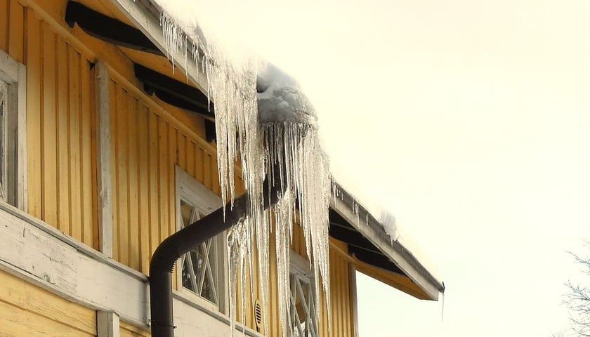 Sople, nawisy lodowe i śniegowe - obowiązki zarządców budynków