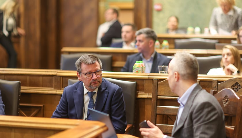 Witold Ziomek, prezes zarządu MPWiK Wrocław podczas sesji rady Miejskiej Wrocławia