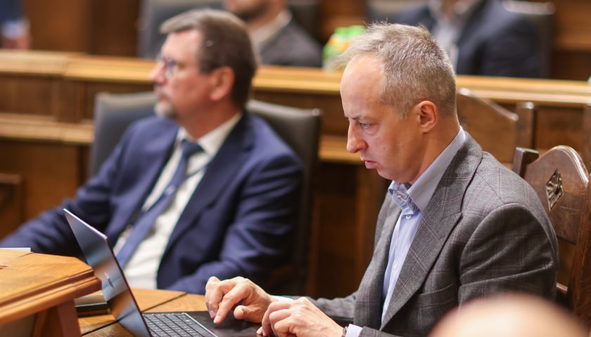 Przemysław Gałecki, wiceprezes zarządu MPWiK Wrocław podczas sesji rady Miejskiej Wrocławia