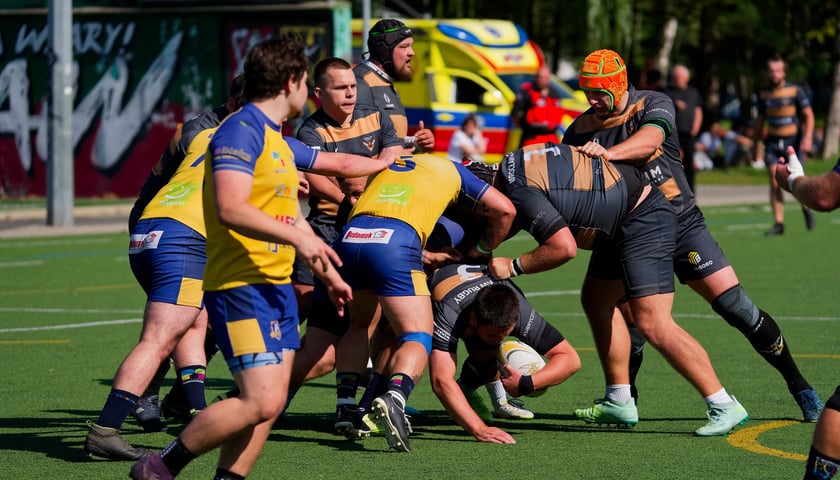 Zawodnicy KS Rugby Wrocław i Hegemonu Mysłowice walczą o piłkę.