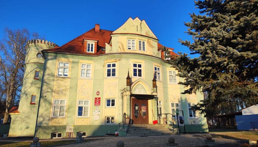 Zabytkowy budynek szkoły w Węgrach